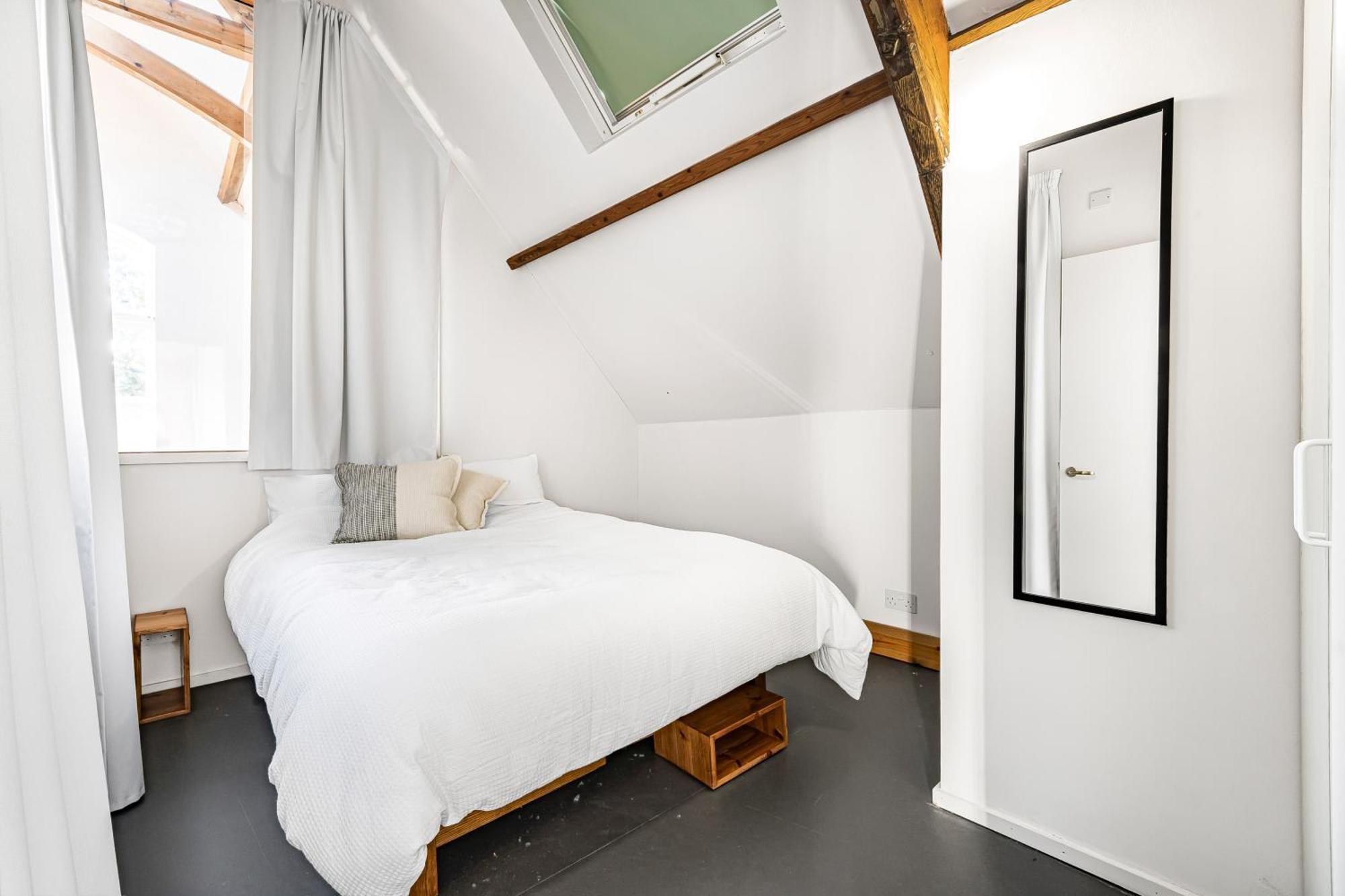 Hébergement de vacances Schoolbell Mews Full 3 Bedroom 2 Bathroom Architect Designed Mews House Fabulous Bow, Victoria Park Location *
