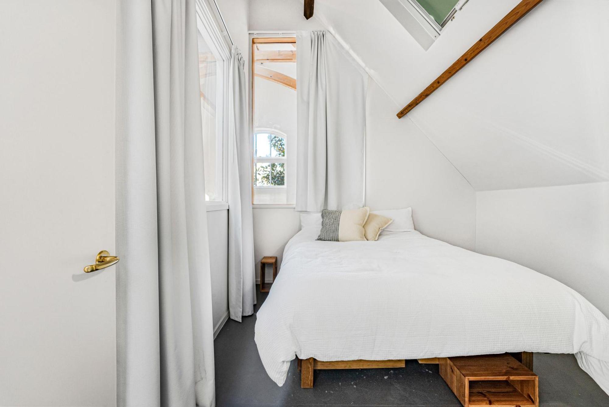 Hébergement de vacances Schoolbell Mews Full 3 Bedroom 2 Bathroom Architect Designed Mews House Fabulous Bow, Victoria Park Location *