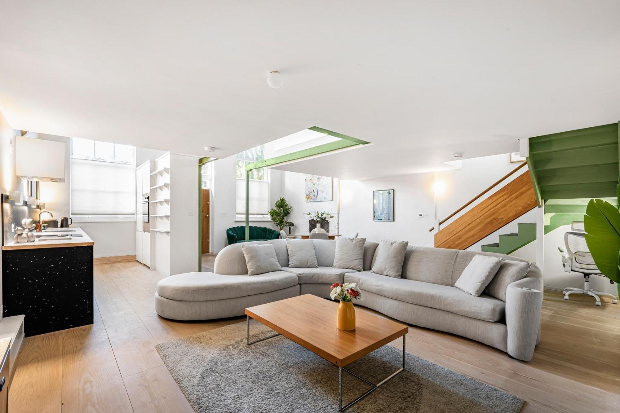 Hébergement de vacances Schoolbell Mews Full 3 Bedroom 2 Bathroom Architect Designed Mews House Fabulous Bow, Victoria Park Location